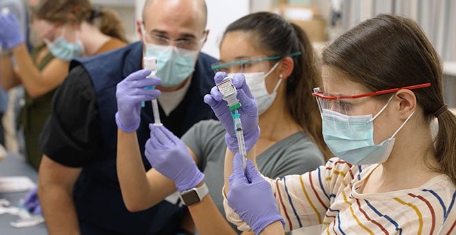 UMass Medical School students team up to teach new SOM class to give COVID-19 shots